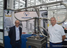 Harry Bosman en Marcel Thunissen (Volkmann GmbH) bij een vacuümtransportsysteem voor zaden.